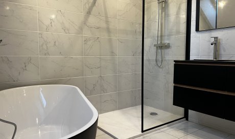 Rénovation de salle de bain avec baignoire îlot 