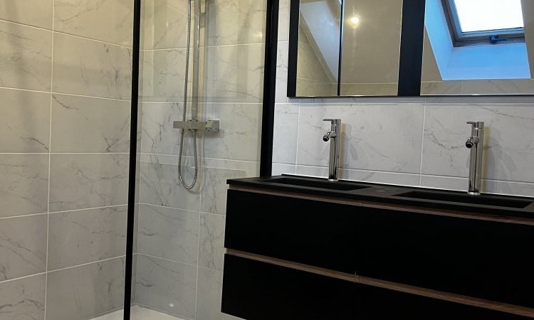 Rénovation de salle de bain avec baignoire îlot 